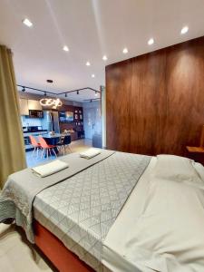 A bed or beds in a room at Vertigo Premium Studios - Luxo e Praticidade