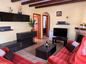 Μια τηλεόραση ή/και κέντρο ψυχαγωγίας στο CASA XAVET, Piscina Privada Aire Acondicionado Free