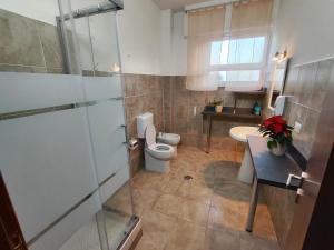 La salle de bains est pourvue de toilettes et d'un lavabo. dans l'établissement B&B Bella Garbatella, à Rome