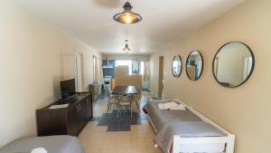 拉斯古塔斯的住宿－Apart del Golfo，客房设有床、桌子和镜子