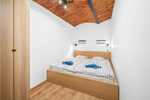 Un pat sau paturi într-o cameră la Apartmán Hamrovka