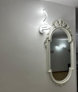 B&B Queen's Luck في إيركولانو: مرآة مع خطاف معلق على الحائط