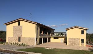 Casa con un gran edificio con balcón en Agriturismo Al Mancino, en Lonato