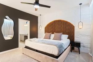 1 dormitorio con 1 cama grande y cabecero de madera en Luxury Retreat in the Heart of IDrive 10bed 9Bath en Orlando
