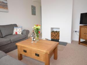 a living room with a couch and a coffee table with wine bottles at 2 Bed in Bude AGLET in Bude