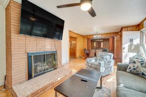 uma sala de estar com lareira e televisão em Spacious Lexington Abode with Pool Table and Fireplace em Lexington