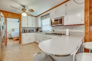Una cocina o zona de cocina en Spacious Lexington Abode with Pool Table and Fireplace