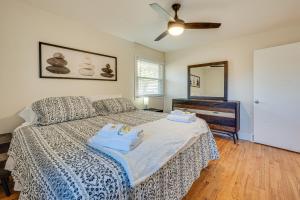 Cama o camas de una habitación en Spacious Lexington Abode with Pool Table and Fireplace