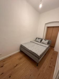 een slaapkamer met een bed in de hoek van een kamer bij Palais Living Suite in Wenen