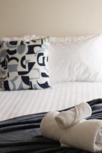 ein Paar Handtücher auf dem Bett in der Unterkunft Canonbar Motel in Nyngan