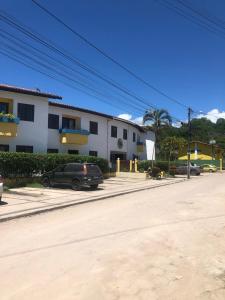 a black car parked in front of a building at Apartamento inteiro n.24 in Porto Seguro