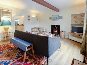 a living room with a couch and a fireplace at Ivy Cottage - Uk42246 in Broughton