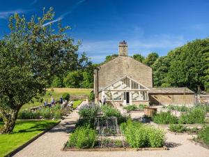 an old stone building with a garden in front of it at The Manse - Uk42249 in Broughton