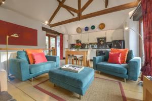キングスブリッジにあるMixit Cottageのリビングルーム(青い椅子2脚、テーブル付)