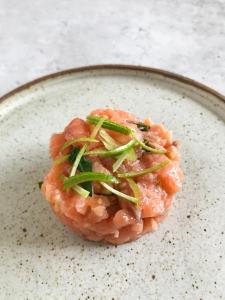 诺福乐诺夫酒店 的一盘撒有葱花的虾