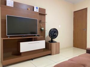 Televisyen dan/atau pusat hiburan di Apartamento muito bem localizado a 200 metros da praca mestre dominguinhos