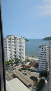 uma vista para uma cidade com edifícios altos e o oceano em Dias na Praia em São Vicente