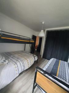 イゾラにあるMaison Isola Villageのベッドルーム1室(二段ベッド2台、ベンチ付)