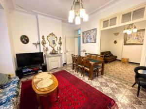 a living room with a table and a dining room at Appartement Dans Immeuble Haussmanien in Alger