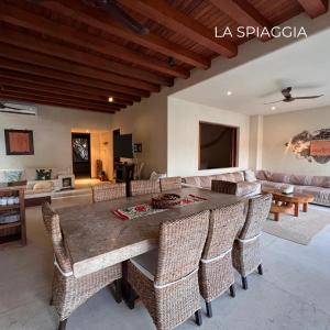 uma sala de estar com uma grande mesa e cadeiras em Zihuatanejo Lovely Villa em Zihuatanejo