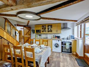 a kitchen with a dining room table and a stove at 3 Bed in Bewdley THERR in Highley