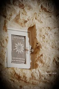 アルベロベッロにあるトゥルッロ デル ベスコボの石壁の白い箱