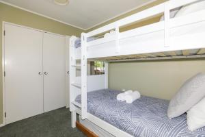 sypialnia z 2 łóżkami piętrowymi w pokoju w obiekcie Stay at 5A w mieście Rotorua
