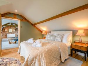 sypialnia z łóżkiem z ręcznikami w obiekcie 5 Bed in Carlisle 87447 w mieście Scotby