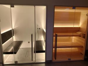 sauna z przeszklonymi drzwiami w pokoju w obiekcie Ville dell'Eden con 9 camere da letto in 6 unità abitative w mieście Lascari