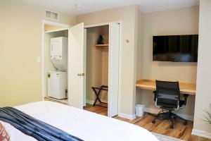 Schlafzimmer mit einem Bett, einem Schreibtisch und einem Stuhl in der Unterkunft Cozy 1-Bedroom Apartment in Quiet Neighborhood in Roseville