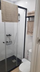 ein Badezimmer mit Glasdusche und Toilette in der Unterkunft Apartamento Pepi Adults Only in Santa Pola + 62 Fotos