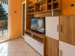 een woonkamer met een televisie in een kast bij Apartment GORANKA in Crikvenica