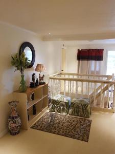 un salon avec un escalier et une table avec une lampe dans l'établissement RJ Travellers Inn, à Catbalogan