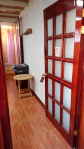 um quarto com uma porta, uma mesa e uma cadeira em Rancho los Alebrijes Zacatlan em Zacatlán