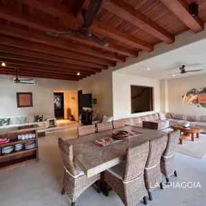 uma sala de estar com uma mesa e um sofá em Zihuatanejo Lovely Villa em Zihuatanejo