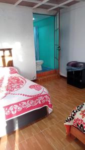 um quarto com uma cama e um WC num quarto em Rancho los Alebrijes Zacatlan em Zacatlán