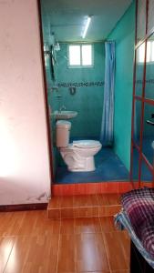 uma casa de banho com um WC e um lavatório em Rancho los Alebrijes Zacatlan em Zacatlán