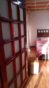 um quarto com uma porta com uma cama em Rancho los Alebrijes Zacatlan em Zacatlán