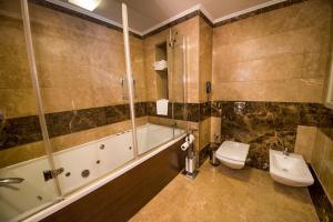 安卡拉的住宿－OttomanHotel，带浴缸、卫生间和盥洗盆的浴室