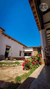 un edificio con un ramo de flores en un patio en El Progreso Molinos en Molinos