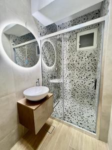 y baño con lavabo y ducha. en The ONE Suites- with terrace in City Center en Kumanovo