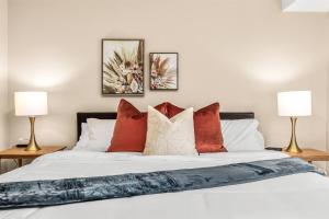 New! Spacious 1BR King Suite - Great Location tesisinde bir odada yatak veya yataklar