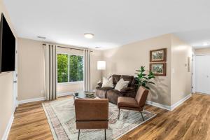 un soggiorno con divano e sedia di New! Spacious 1BR King Suite - Great Location a Roseville