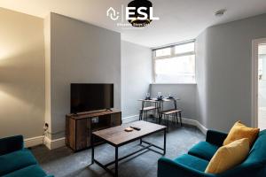 クルーにある4 Bedroom House - Great for Group Staysのソファとテレビのあるリビングルーム