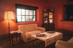 sala de estar con sofá y mesa en El Progreso Molinos en Molinos