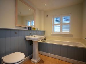 uma casa de banho com um lavatório, uma banheira e um WC. em 3 Bed in Tetbury 44955 em Tetbury