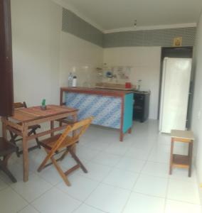 a kitchen with a table and chairs in a room at A casinha do sonho in Lençóis