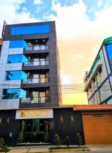 um edifício com um sinal que diz que esperou em Hotel del Valle em Huancayo