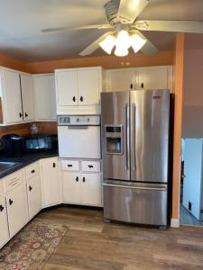 Η κουζίνα ή μικρή κουζίνα στο Lovely home away from home 4BR 3ba
