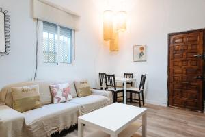 sala de estar con sofá y mesa en apartamento torrijiano, en Sevilla
